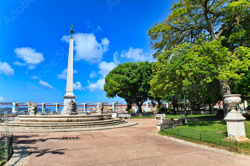 The monument in the park is located in lisbon
