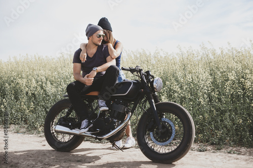Photo couple in field on motorcycle