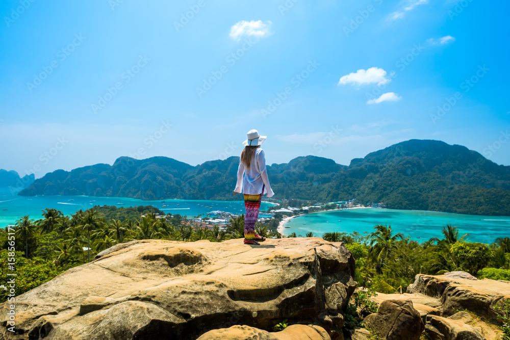 Naklejka premium traveling woman on Phi phi island Thailand