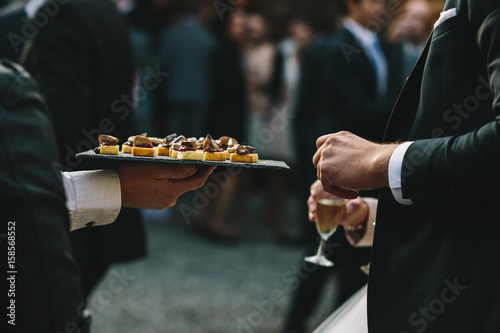 Fotografi Apéritif de mariage, canapé petits four et amuse bouche toast foie gras tapenade