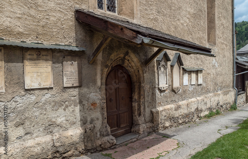 Fototapeta Naklejka Na Ścianę i Meble -  Pforte mit Historischen Grabtafeln