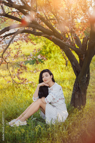 Cuadro en lienzo Woman in park. Pleasure of spring nature.