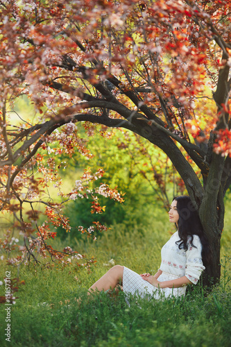 Cuadro en lienzo Woman in park. Pleasure of spring nature.