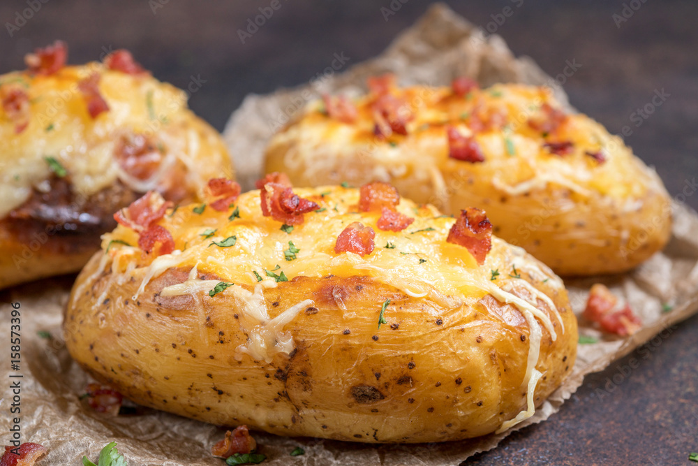 Fototapeta premium Pieczone faszerowane ziemniaki z serem i boczkiem