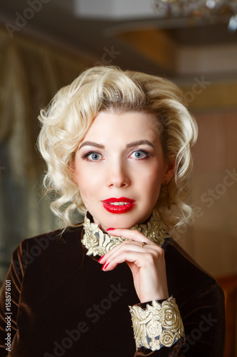 Obraz na płótnie girl w salonie