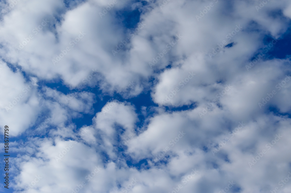 Fototapeta premium White clouds in deep blue sky