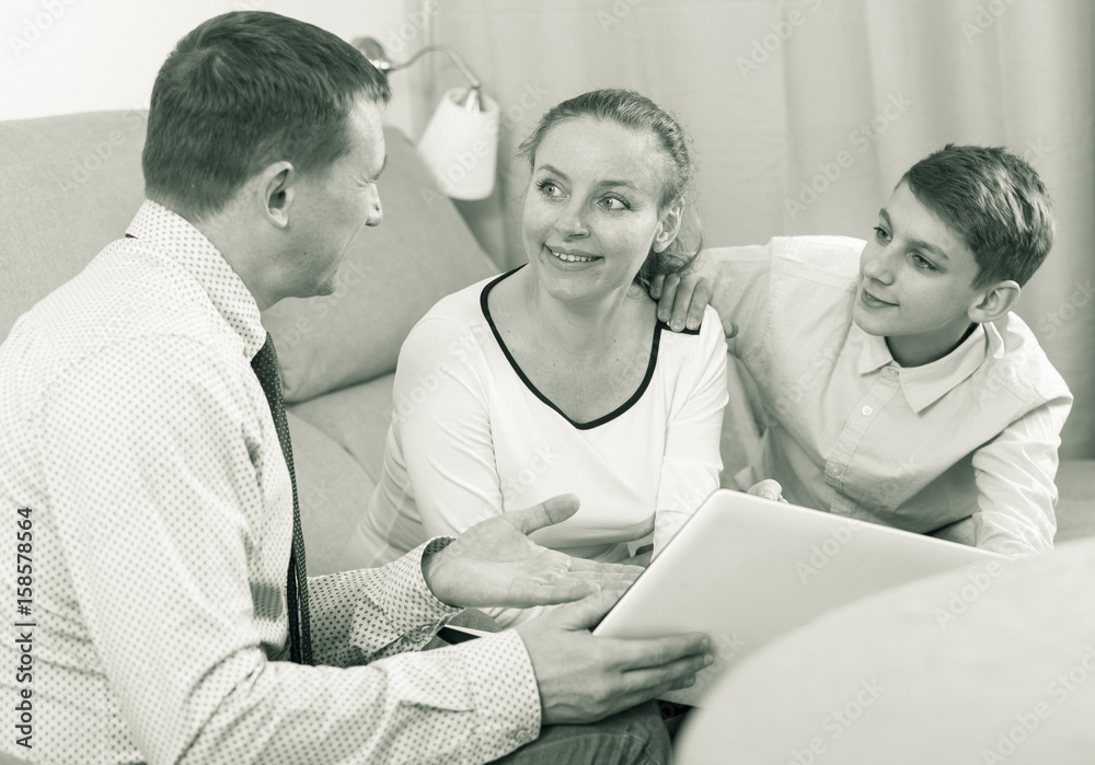 Obraz premium Mother and son signing documents