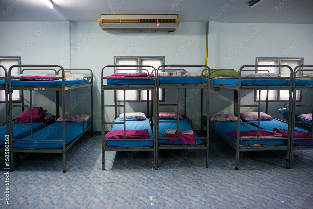 Fotografía a row soldier bunk beds.