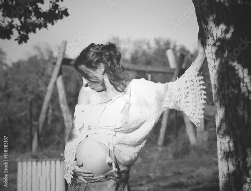 Jolie femme enceinte au naturel photo