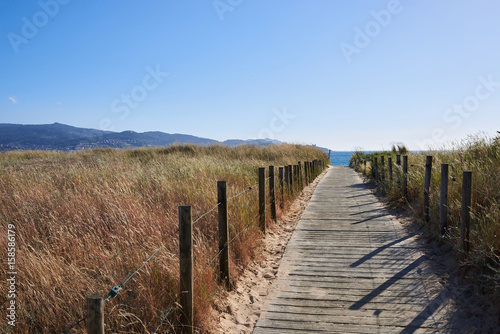 Pasarela de madera en un paisaje natural de la costa © Ruben Chase
