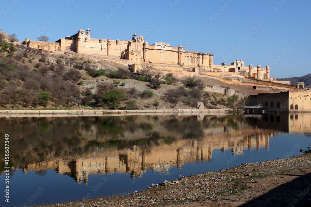 Das Amber Fort spiegelt sich morgens im Maota Lake in Rajasthan; Indien