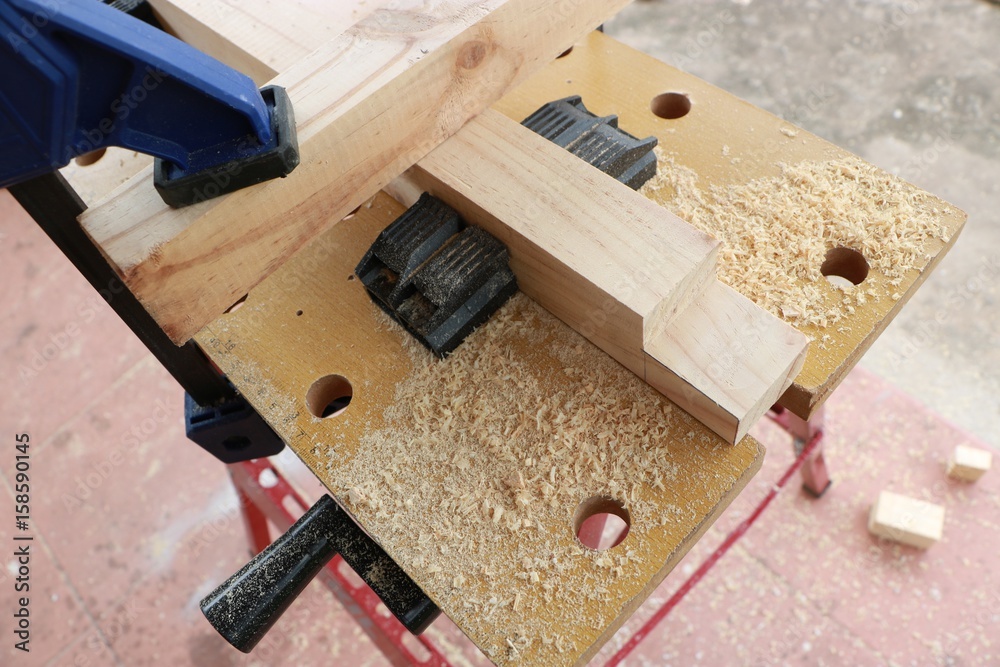 Fotografie cutting a mortise and tenon joint