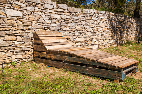 chaise longue en bois de palettes recyclées photo