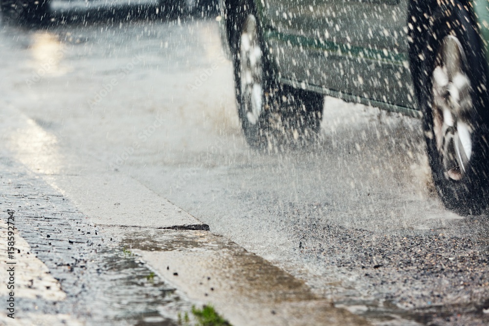 Obraz premium Heavy rain in the city