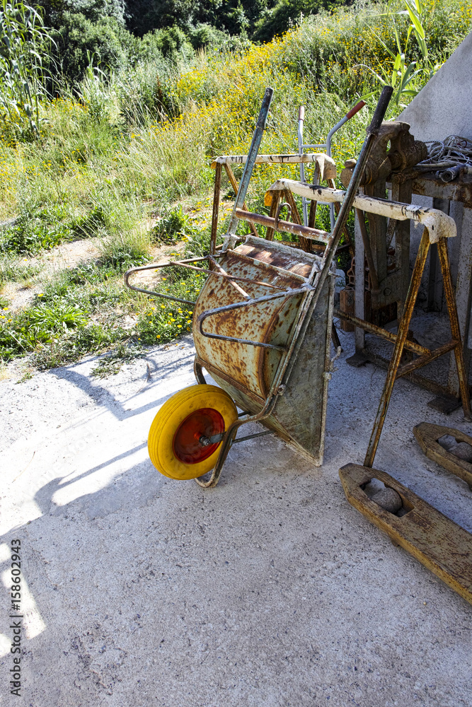 Fototapeta premium detail of a old wheelbarrow