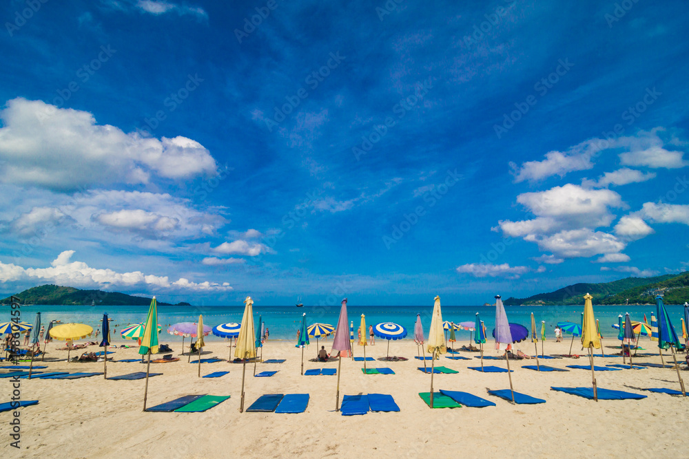 Obraz premium Chairs And Umbrella In Palm Sand Beach