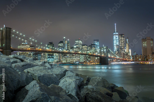 Nachtaufnahme der Brooklyn Bridge und Manhattan Skyline