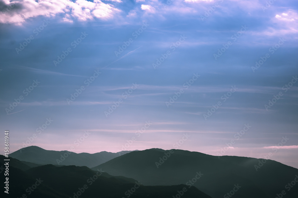 Obraz premium Montagnes du Sud de la France au lever du soleil