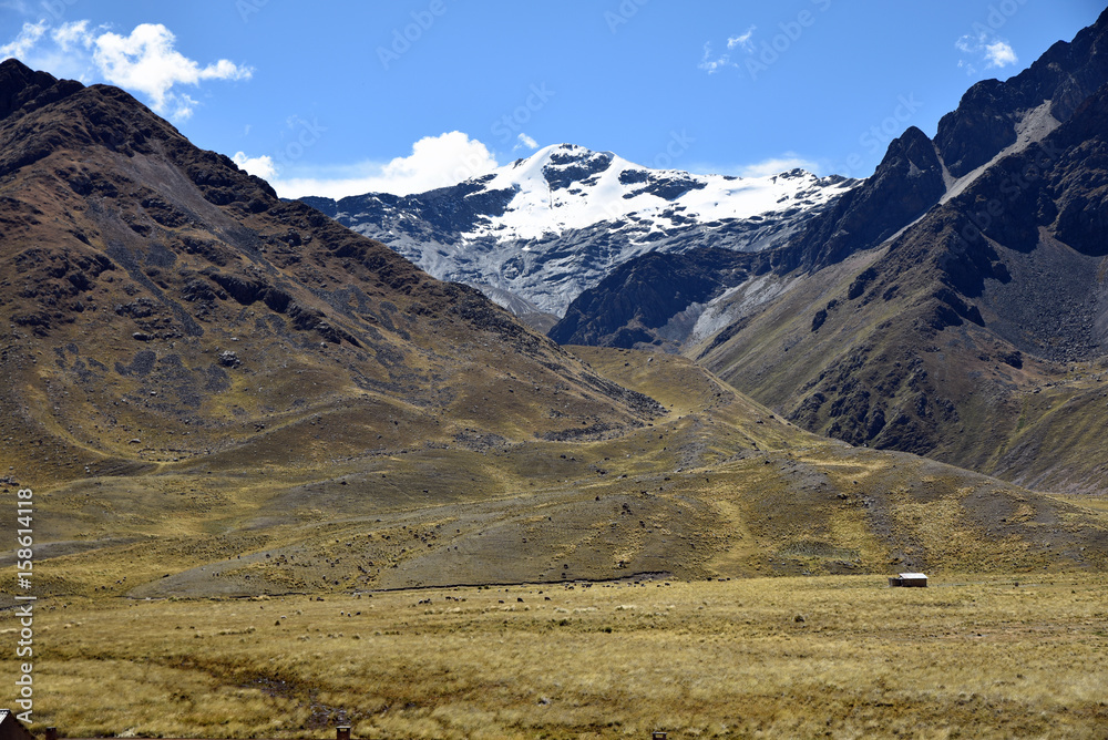 Montagnes enneigées du col de la Raya dans les Andes au Pérou