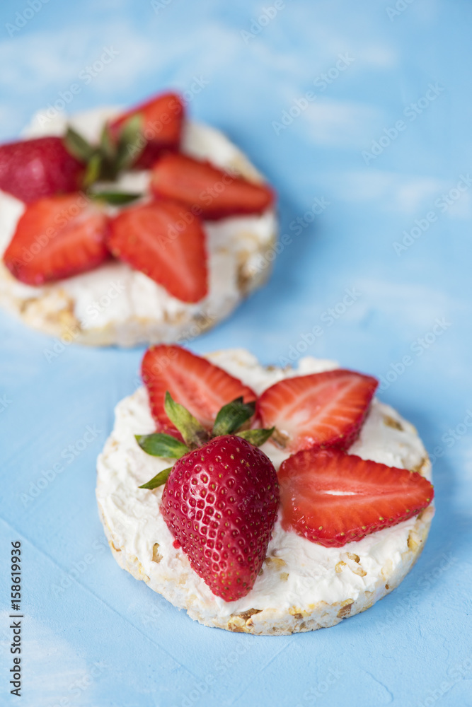 Strawberry sandwiches with mascarpone