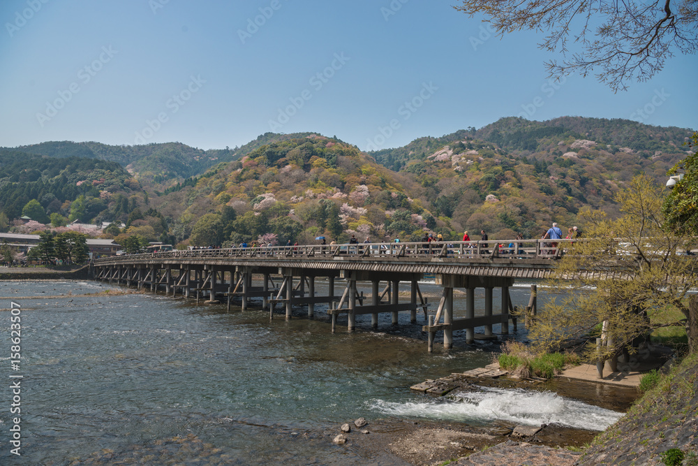 渡月橋と嵐山の春景色