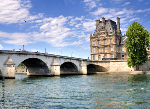 Le pont du Carrousel traversant la Seine devant le musée du Louvre photo