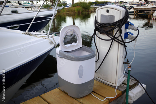 Obraz na plátně lave-linge portatif, bateau