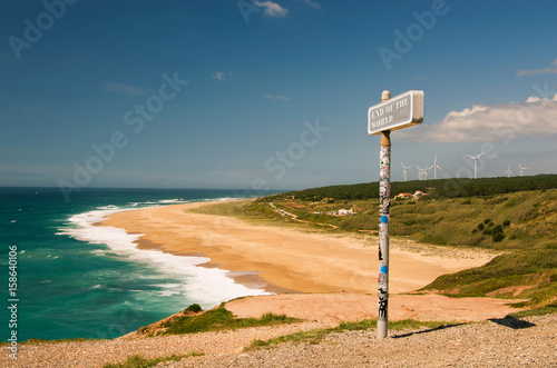 Drogowskaz Koniec świata, na pięknej plaży w Portugalii. 