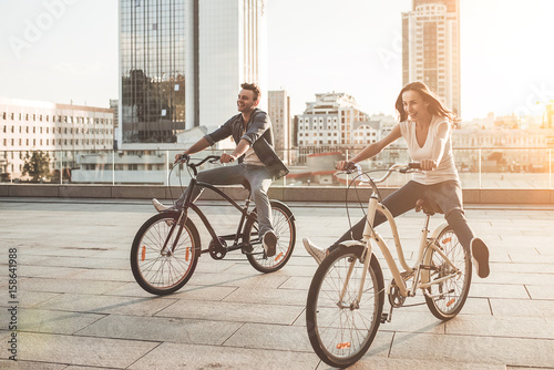 Fototapeta Naklejka Na Ścianę i Meble -  Romantic couple with bicycles in the city