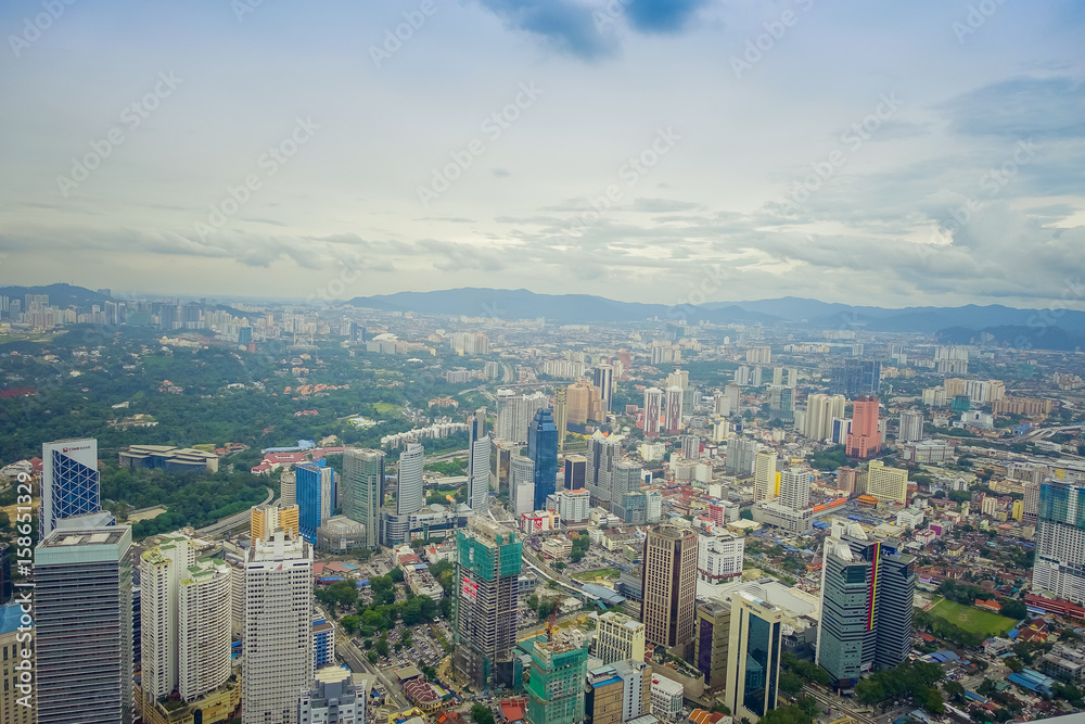 Obraz premium Beautiful view of Kuala Lumpur from Menara Kuala Lumpur Tower, a commmunication tower and the highest viewpoint in the city that is open to the public