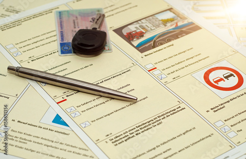 Fahrschule Fragebogen mit Führerschein und Autoschlüssel