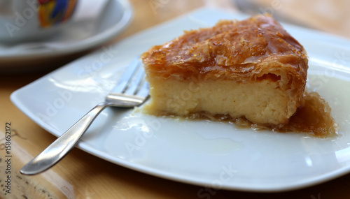 Galaktoboureko, griechische Süßspeise mit Milch und Gries auf Teller