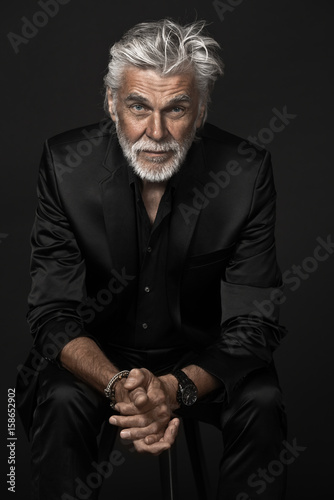 Senior Hipster im schwarzen Anzug photo