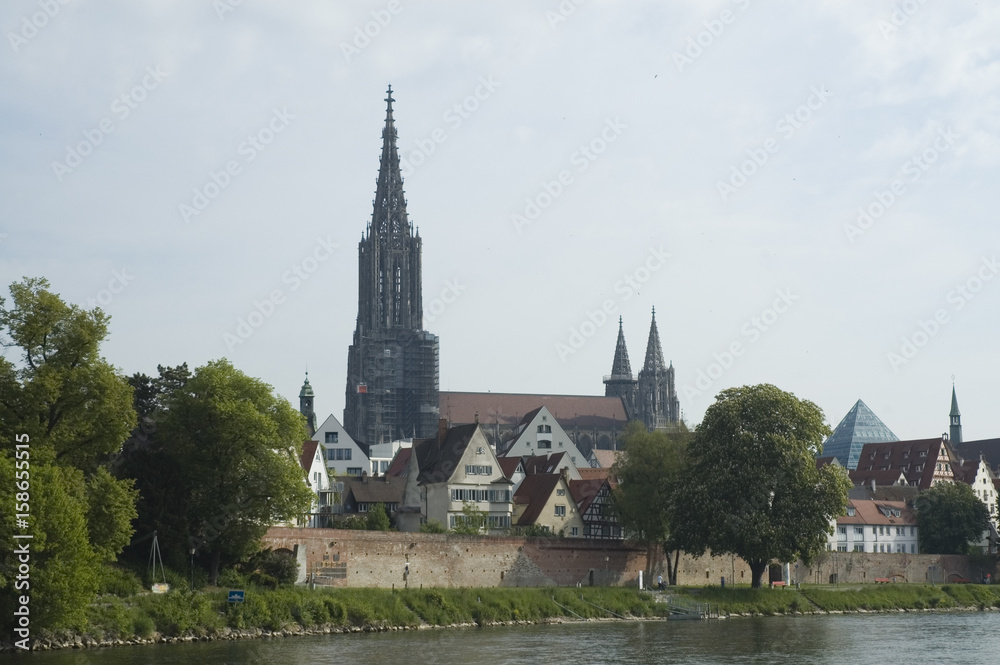 Ulmer Münster mit Altstadt und Stadtmauer