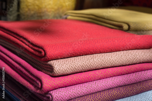 feine gestapelte bunte stoffe fine stacked colorful fabrics