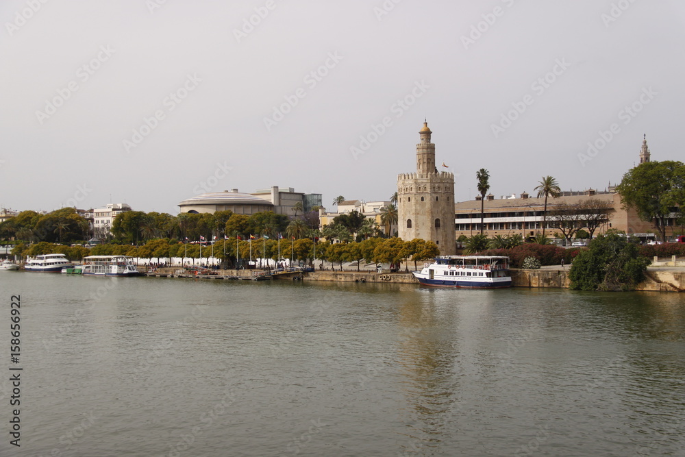 Tour de l'Or et le fleuve Guadalquivir à Séville, Espagne