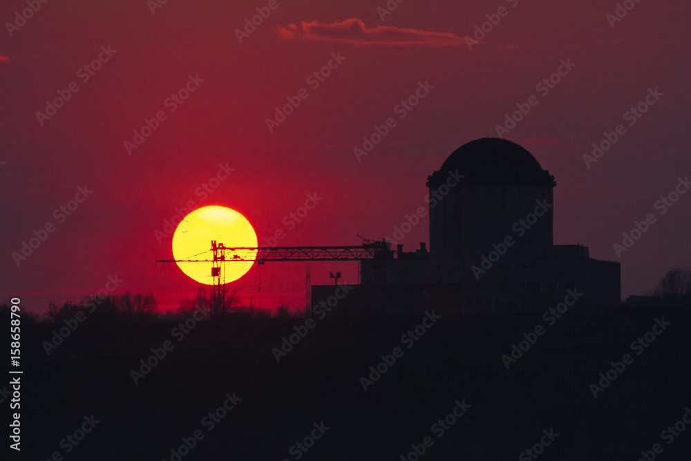 Obraz premium Crimson sunset Voronezh. Silhouette of nuclear power plant