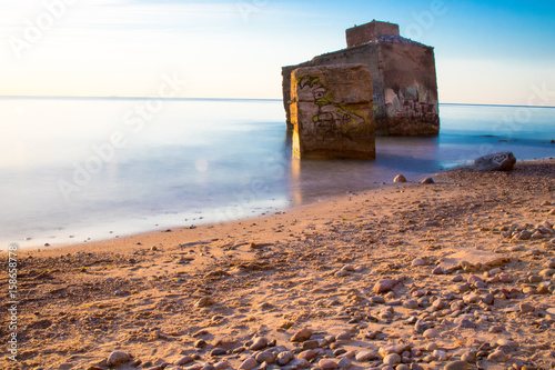 alter kriegsbunker im meer