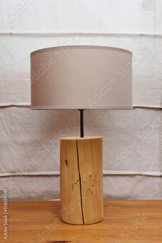 Tablou pe pânză lampe à poser avec abat-jour et socle en bois