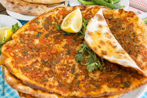 Türk Yemekleri; Lahmacun photo