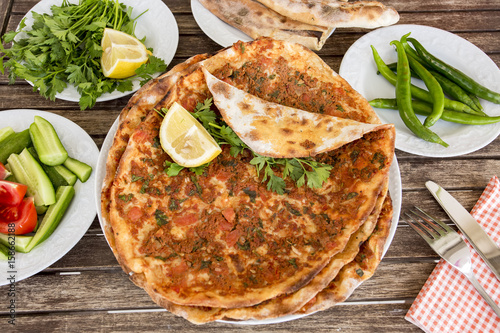 Türk Yemekleri; Lahmacun photo