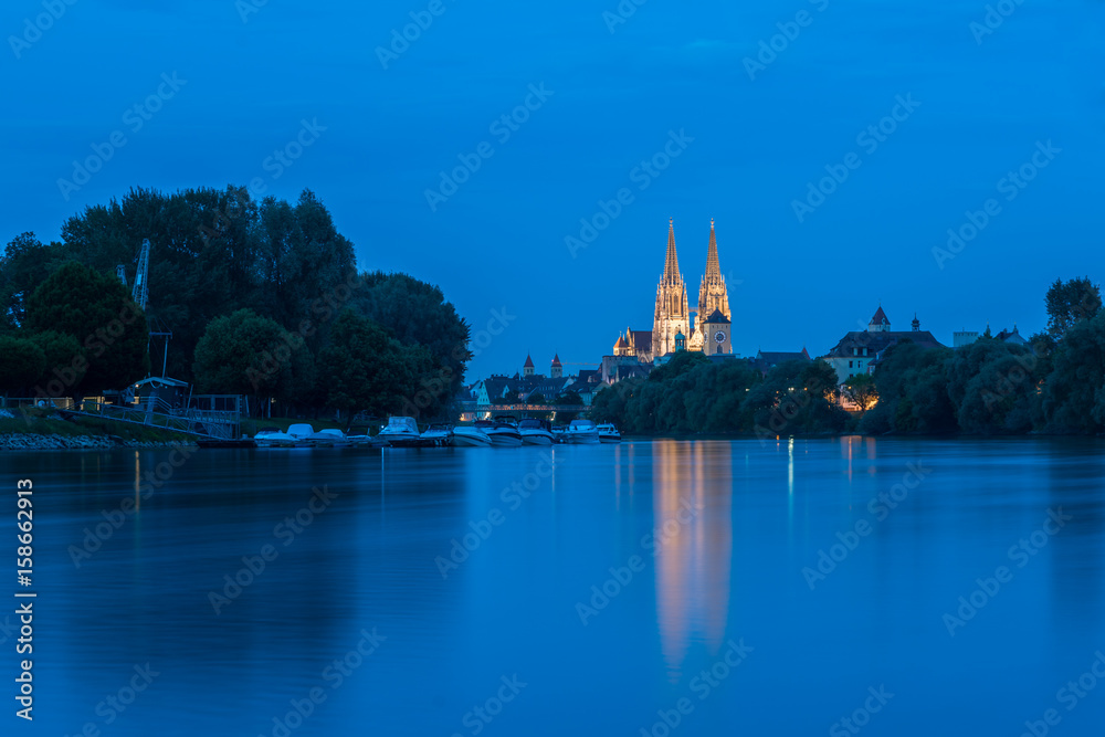 Regensburg mit Jachthafen an der Donau und Blick zum Dom St. Peter zur blauen Stunde