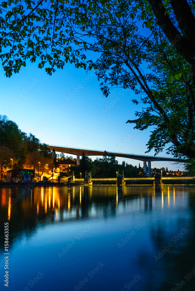 Fototapeta premium Fluss zur blauen Stunde
