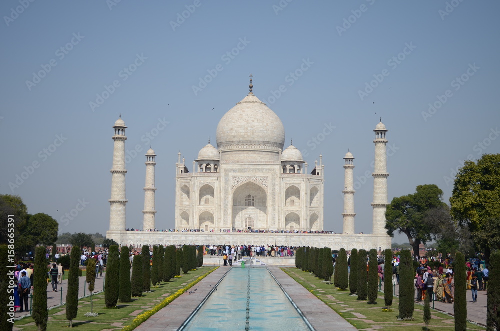 Obraz premium Taj Mahal gardens in Agra, India