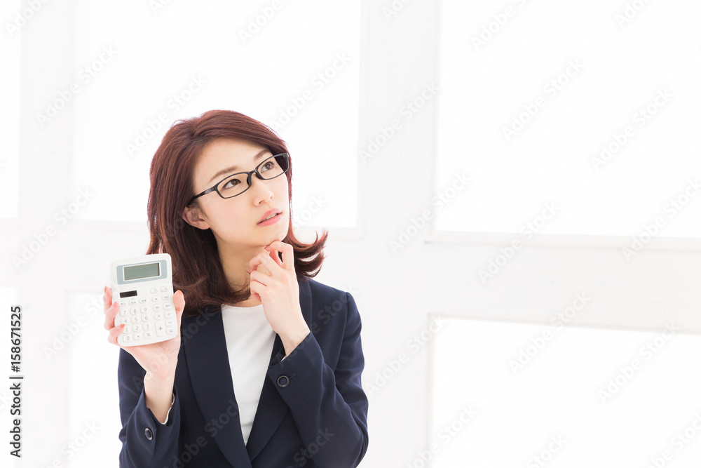 電卓を持つ女性 ビジネス 考える 電卓を持つ女性 ビジネス 考える