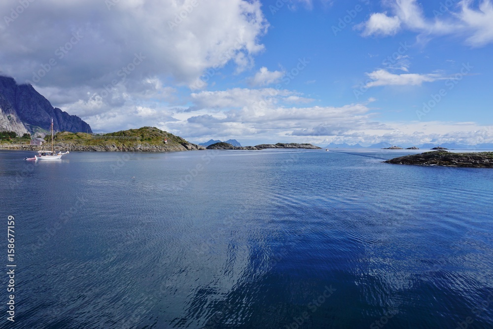 Obraz premium Typical Norwegian landscape over water in the Lofoten Islands