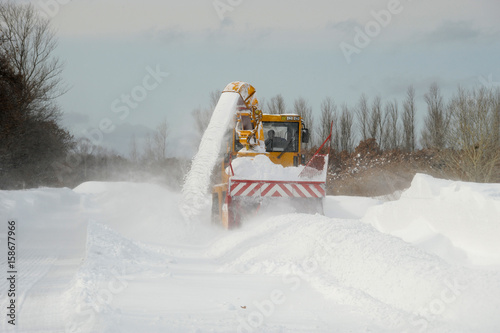 雪国で活躍するロータリー除雪車