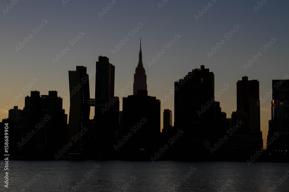 Obraz premium Silhouette Buildings of Manhattan in the dark before night