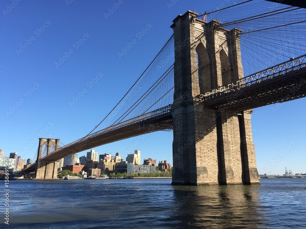 Naklejka premium Brooklyn most nad Wschodnią rzeką z wyraźnie niebieskim niebem