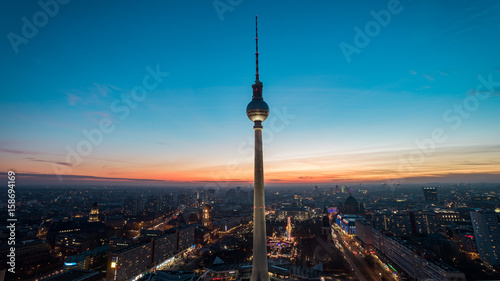 Berliner Fernsehturm im Sonnenuntergang